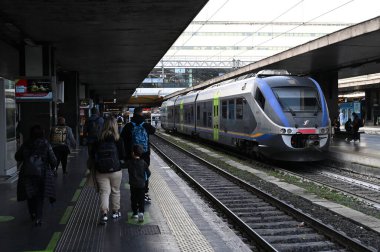 Bir tren ve yolcuları olan Roma Terminali.