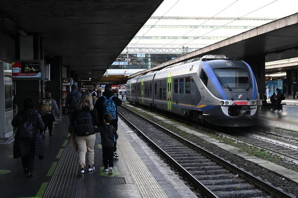 Rom Termini Station Med Tåg Och Resenärer — Stockfoto