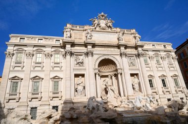 Trevi Çeşmesi Güneşli bir günde