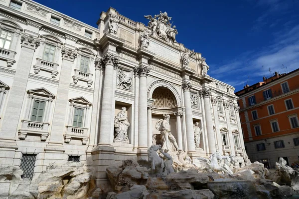 Trevi Çeşmesi Güneşin Altında 