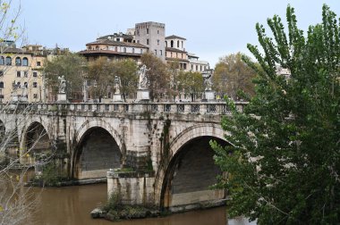 Roma 'daki Tiber Nehri' ni geçen Sant 'Angelo Köprüsü.