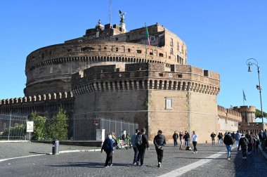 Roma 'da Sant' Angelo Kalesi ve turistler 