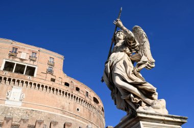 Mızraklı Melek Domenico Guidi ve Roma 'dan Castel Sant' Angelo