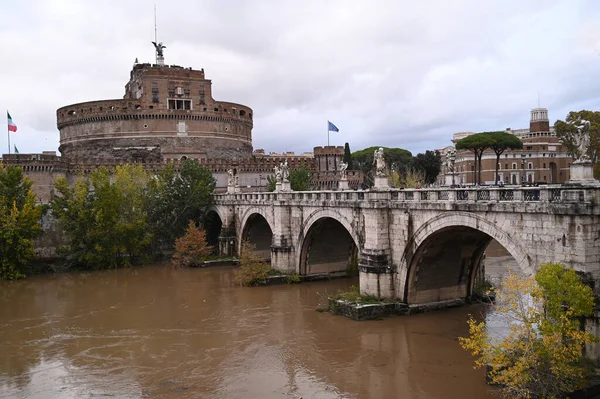罗马的圣安杰罗桥和城堡 还有台伯河 — 图库照片