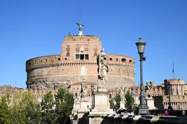橋と観光客とローマのサンタンジェロ城 — ストック写真