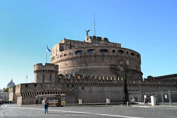 ローマのサンタンジェロ城と観光客 — ストック写真