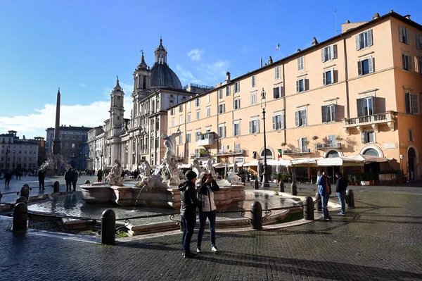 Selfi Μπροστά Από Την Πηγή Του Ποσειδώνα Στην Piazza Navona — Φωτογραφία Αρχείου