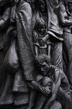 Timothy Schmalz 'ın Roma' daki St. Peter Meydanı 'ndaki göçmenleri anmak için yaptığı bronz anıtın ayrıntıları