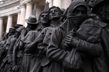 Timothy Schmalz 'ın Roma' daki St. Peter Meydanı 'ndaki göçmenleri anmak için yaptığı bronz anıtın ayrıntıları