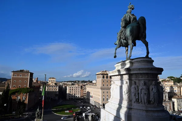 ヴェネツィア広場を見下ろすビクターエマニュエル2世の乗馬像 — ストック写真