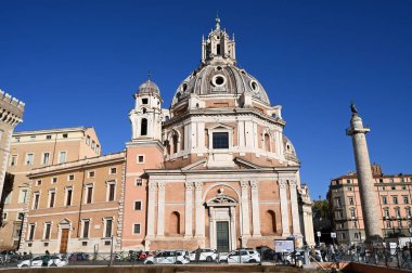 Trajan 'ın köşesiyle Santa Maria di Loreto Kilisesi