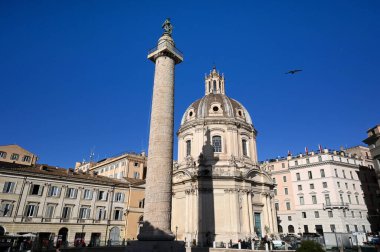 Trajan 'ın köşesiyle Santa Maria di Loreto Kilisesi
