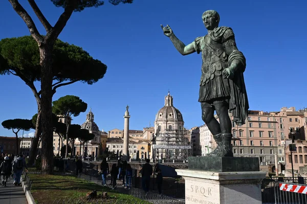Bronsstaty Julius Caesar Dei Fori Imperiali — Stockfoto