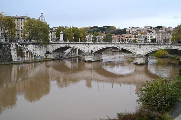 跨越罗马Tiber河的Vittorio Emanuele Ii桥 — 图库照片