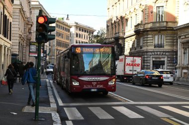 Otobüs, Roma 'dan Vittorio Emanuele' nin kırmızı ışık kordonunda. Otobüs, Rouge Corso Vittorio Emanuele de Rome 'dan.