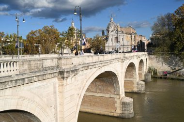 Regina Margherita köprüsü Roma 'da Tiber Nehri' ni geçer Le pont Regina Margherita traversant le fleuve Tibre de Rome