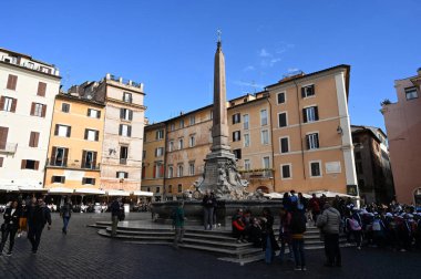 Roma Rotonda meydanındaki dikilitaş.