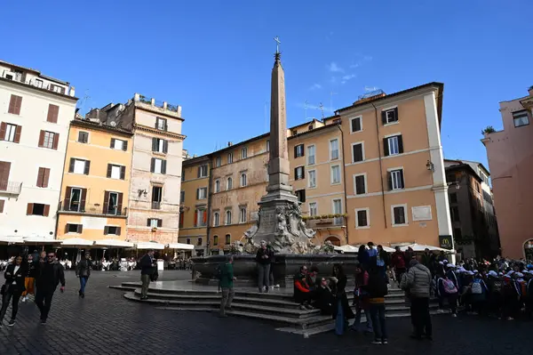 ローマのロトンダ広場のオベリスク — ストック写真