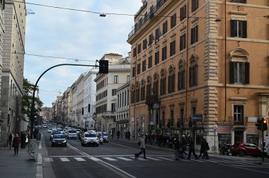 Roma 'nın ulusal caddesinde yaya geçidi trafik ışıklarında duran arabalarla dolu. 