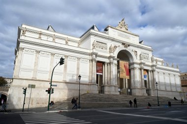 Ulusal Caddedeki Roma Sergi Merkezi.