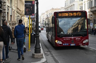 Rome Atac Ulusal Caddede toplu taşıma otobüsü 