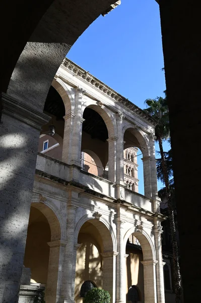 ローマのパラッツォ ヴェネツィアの中庭のアーチ — ストック写真