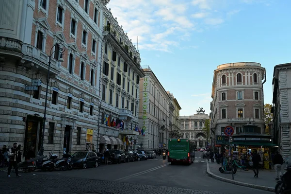 一天结束时在罗马Giuseppe Zanardelli街的公共汽车 以最高法院为背景 — 图库照片