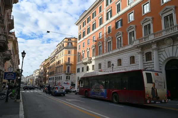 Ρώμη Atac Μέσα Μαζικής Μεταφοράς Λεωφορείο Στην Εθνική Οδό — Φωτογραφία Αρχείου