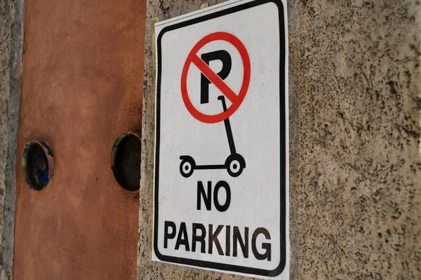 スクーターの駐車を禁止する道路標識 — ストック写真