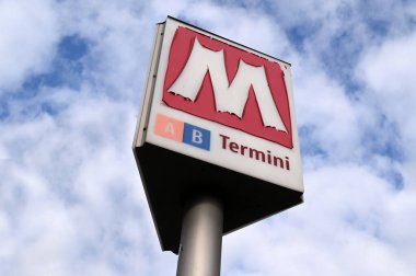 Roma Terminali metro istasyonunun girişini gösteren bir tabela.