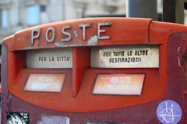 İtalyan posta kutusunu kapatın.