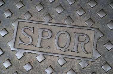 Roma rögar kapağı Senatus Populusque Romanus mührü ile