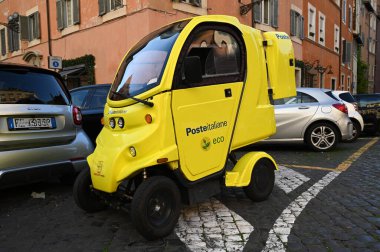 Roma 'da bir caddedeki İtalyan postasının elektronik posta arabası.