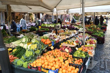 Roma 'nın Campo de' Fiori pazarının tezgahlarında meyve ve sebzeler 