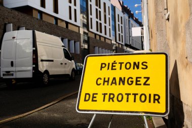 Fransız trafik levhası kaldırımı değiştirdiğini gösteriyor.
