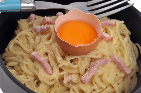 Placa Espaguetis Carbonara Con Una Yema Huevo Primer Plano Tenedor — Foto de Stock
