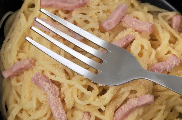 Assiette Spaghetti Carbonara Avec Une Fourchette Gros Plan — Photo