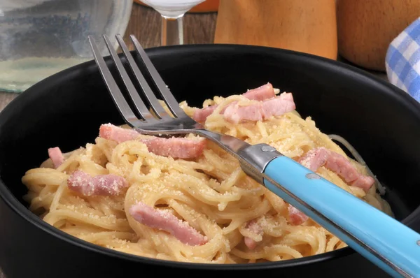 用叉子把意大利面烤好的盘子 — 图库照片