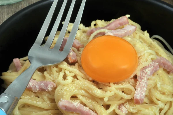 Talerz Spaghetti Carbonara Żółtkiem Jaj Widelcem Zbliżenie — Zdjęcie stockowe