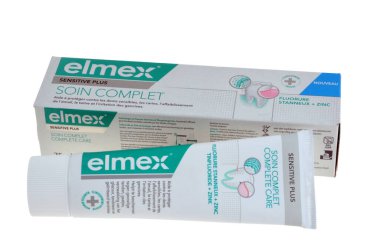 Elmex marka tüp ve paket diş macunu beyaz arkaplana yakın. 