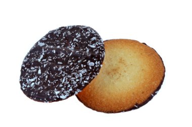 Siyah çikolata ve hindistan cevizi kurabiyeleri yakın plan beyaz arka plan 