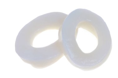 Beyaz bir arkaplanda iki çiğ mürekkep balığı halkası.