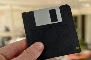 Disket elinizin altında, yakın tutun 