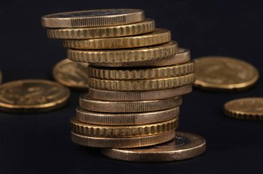 Bozuk paralar siyah arkaplanda üst üste dizildi