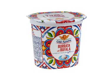 Casa Azzurra markasından Burrata di bufala ambalajında beyaz arka planda. 