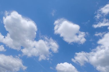 Mavi gökyüzü arka planında kümülüs bulutları