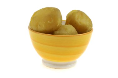 Bir kase soyulmuş patates. Beyaz arka plana yakın. 