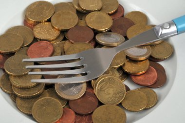 Paralı ve çatallı gıda bütçesi kavramı yakın plan. 