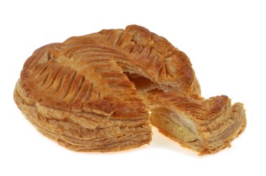 Beyaz arka planda dilimlenmiş bir kesikle Galette des Rois.