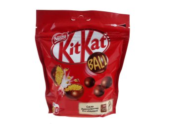 KitKat marka çikolata topları beyaz arka planda kapanıyor